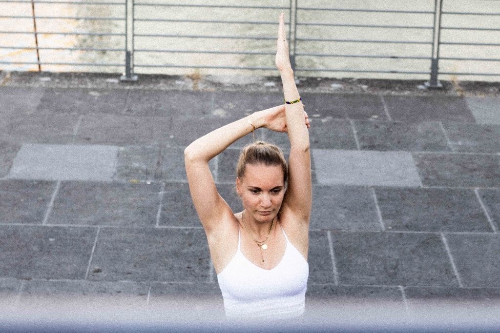 Outdoor stretch portrait on a stone staircase in Frankfurt